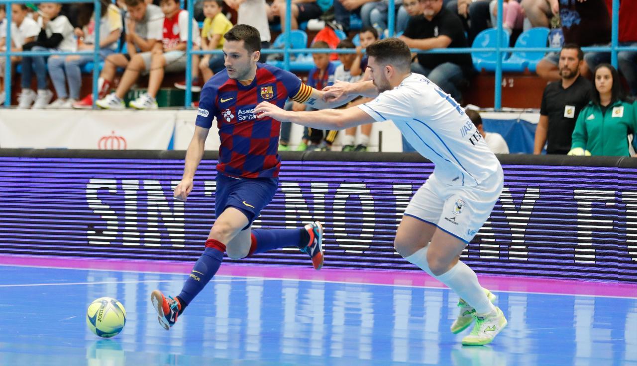 Dyego, del Barça, golpe el balón ante la presencia de Saura, de O Parrulo Ferrol