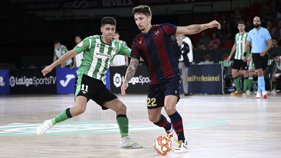 Jamur, del Levante UD FS, conduce el balón ante Raúl, del Real Betis Futsal