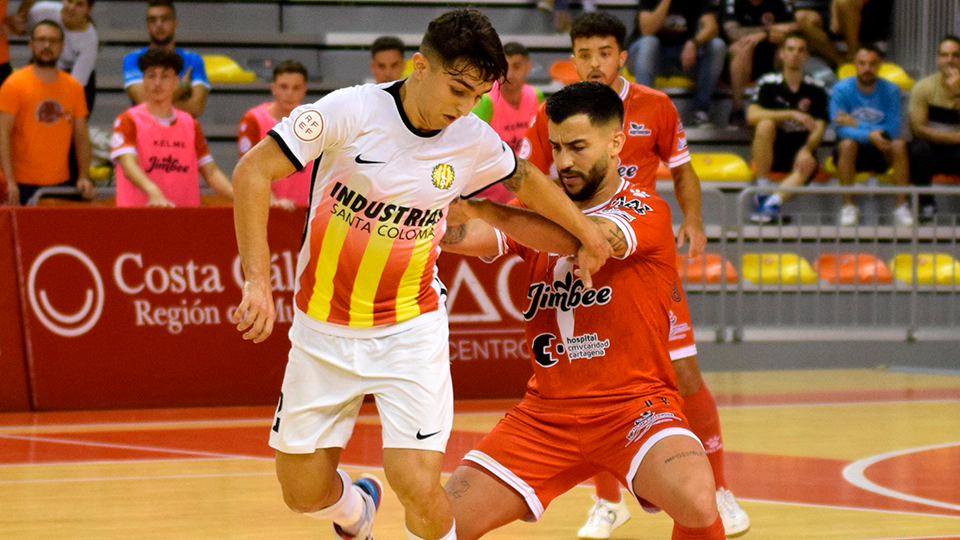 Waltinho, de Jimbee Cartagena, y Bernat Povill, de Industrias Santa Coloma, pugnan por un balón