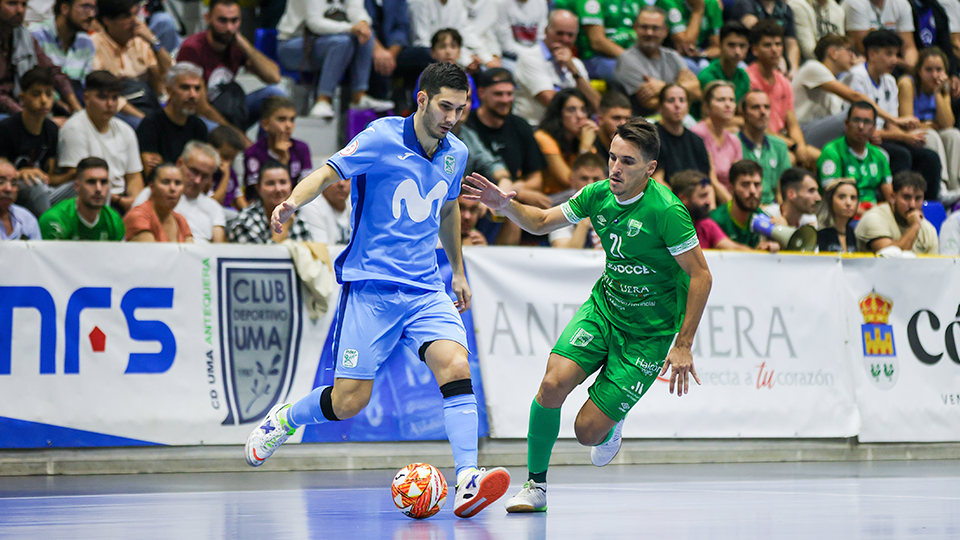 Trípodi, de Inter FS, conduce el balón ante Óscar, de BeSoccer CD UMA Antequera