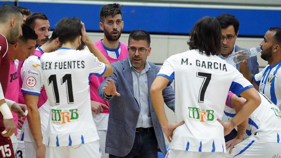 El técnico del CD Leganés da indicaciones a sus jugadores