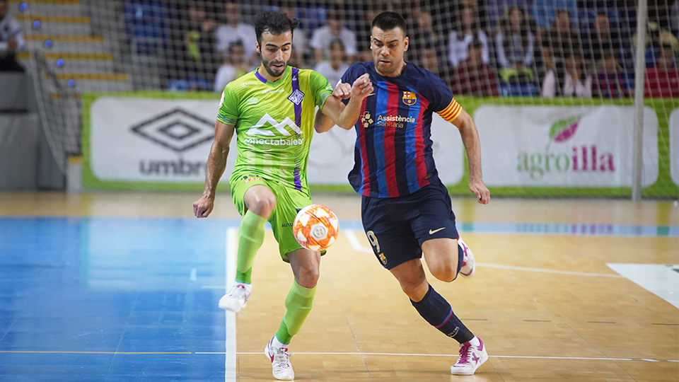 Moslem, jugador del Mallorca Palma Futsal, ante Sergio Lozano, del Barça.