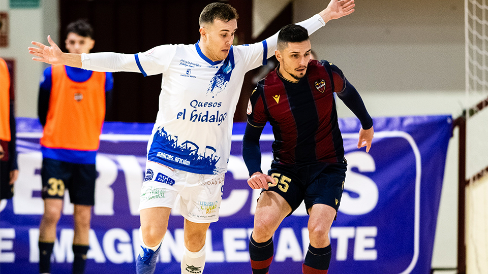 Daniel, de Quesos El Hidalgo Manzanares, y Antoniazzi, de Levante UD FS, disputan un balón durante el partido