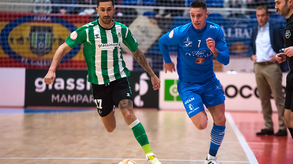 Lazarevic, de Viña Albali Valdepeñas, corre por la banda ante Fernando, de Real Betis Futsal