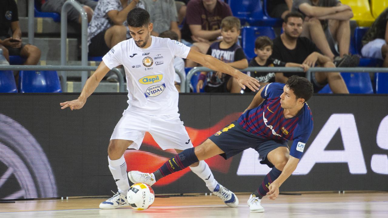 Lemine, del Aspil Jumpers Ribera Navarra, y Roger, del Barça, disputan el balón