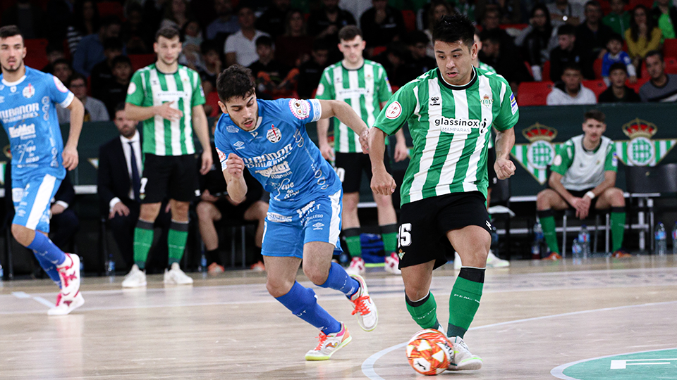 Rafa Henmi, de Real Betis Fustal, da un pase ante Altamirano, de Noia Portus Apostoli