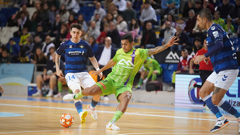 Cléber, de Mallorca Palma Futsal, prepara el disparo ante la defensa de Real Betis Futsal