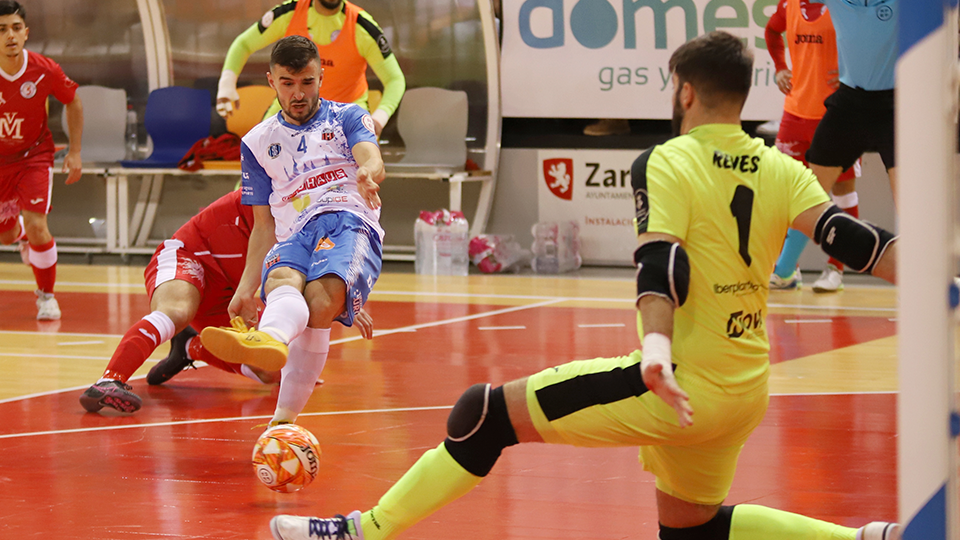 Óscar Villanueva, de Sala 10 Zaragoza, define ante el portero de Sala 5 Martorell (Foto: Jorge Vicioso)