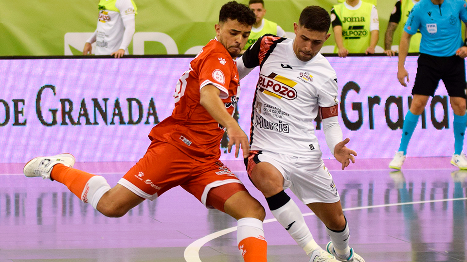 Meira, jugador del Jimbee Cartagena, dispara ante Felipe Valerio, de ElPozo Murcia Costa Cálida.