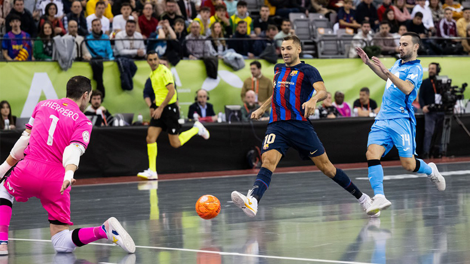 Pito, jugador del Barça, dispara ante Jesús Herrero, portero de Inter FS