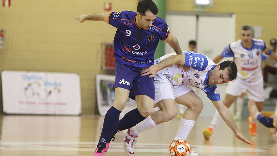 Muniesa, del Full Energía Zaragoza, pugna por el balón con Richi Felipe, del AD Sala 10 (Fotografía: Jorge Vicioso)