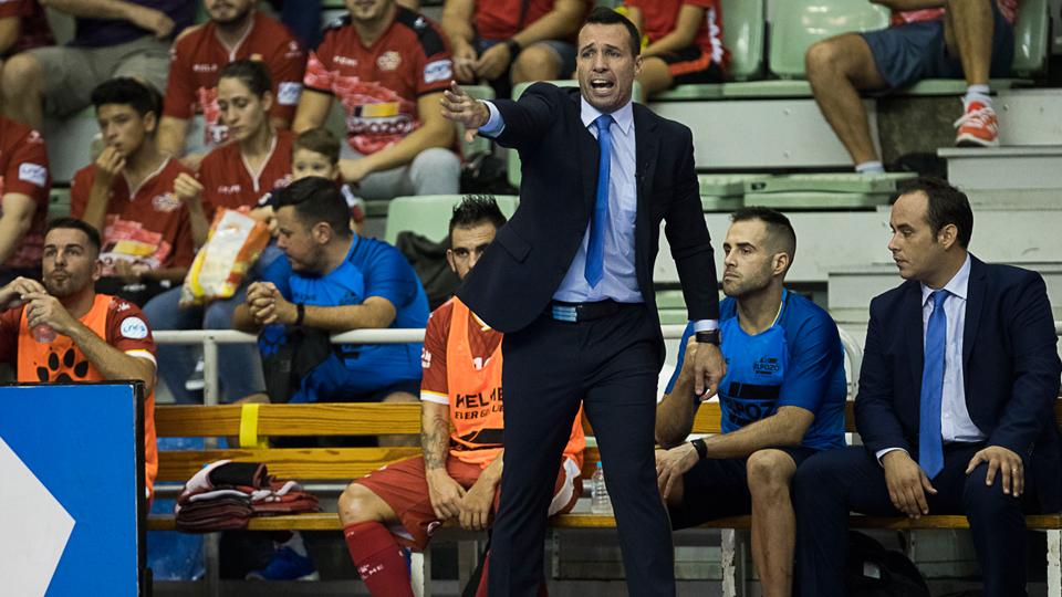 Giustozzi, entrenador de ElPozo Murcia, dando instrucciones a los suyos durante un encuentro 