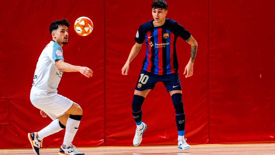 Campás, jugador del Barça Atlètic, en el partido contra Unión África Ceutí