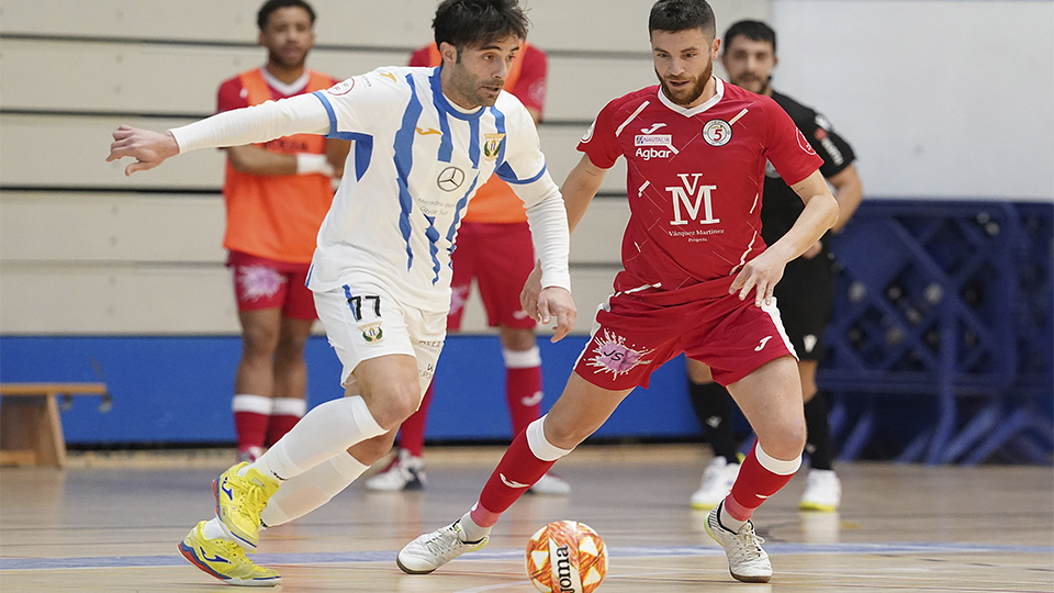 Pablo Ibarra, de CD Leganés, conduciendo la pelota.