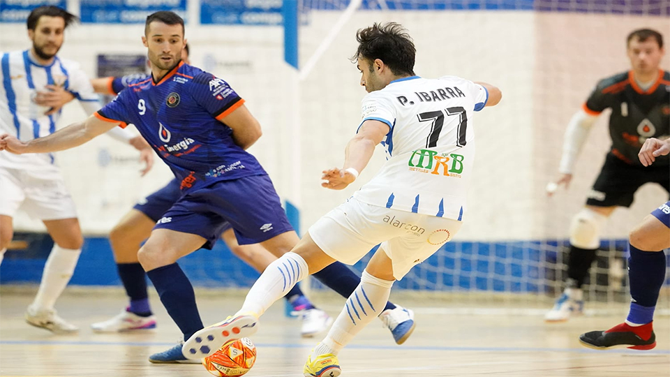 Pablo Ibarra, de CD Leganés, dispara el balón ante Zucho, de Full Energía Zaragoza