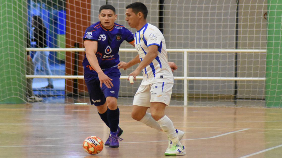 Pichi, de CD Leganés, defendido por Iván Romero, de Full Energía Zaragoza