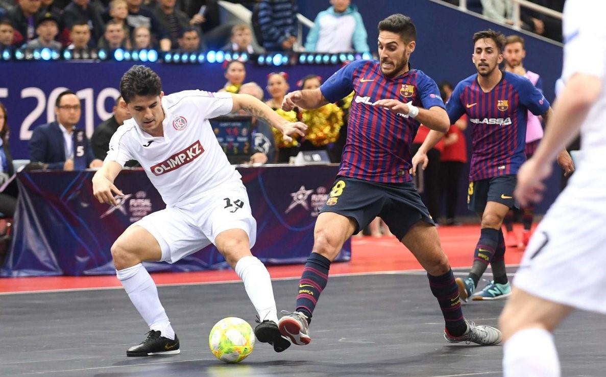 Douglas JR, del Kairat Almaty, y Adolfo, del Barça, disputan un balón durante la Final Four de la UEFA Futsal Champions League