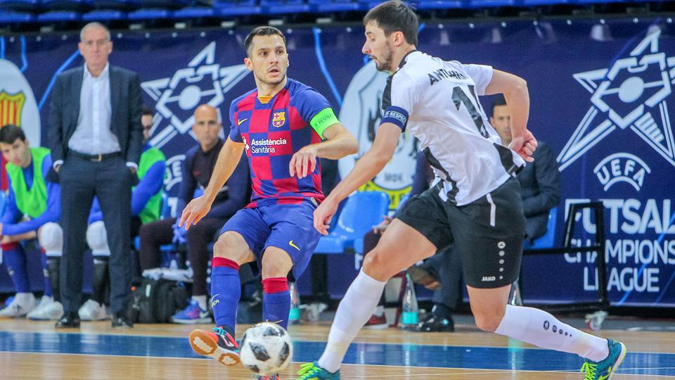 Dyego del Barça ante un rival del Tyumen
