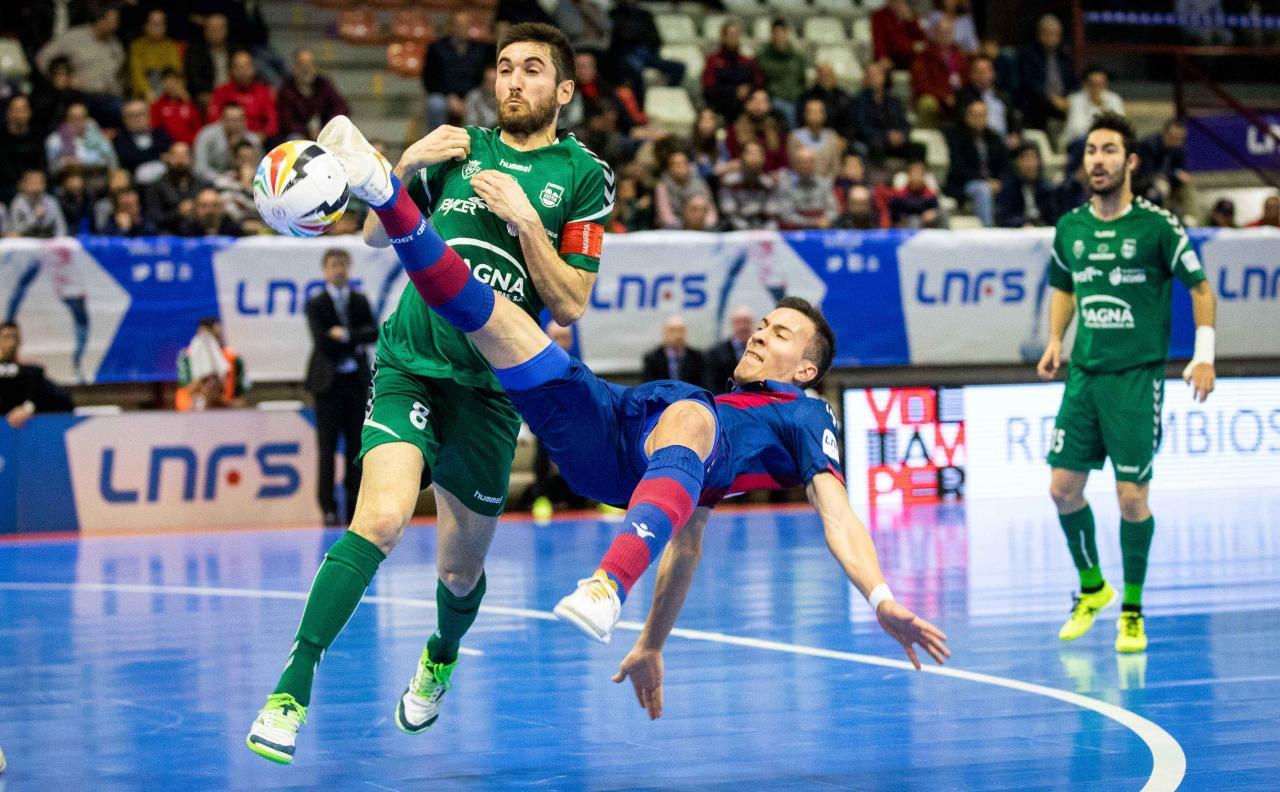 Maxi Rescia, del Levante UD FS, golpea el balón ante la presencia de Roberto Martil, del C.A. Osasuna Magna