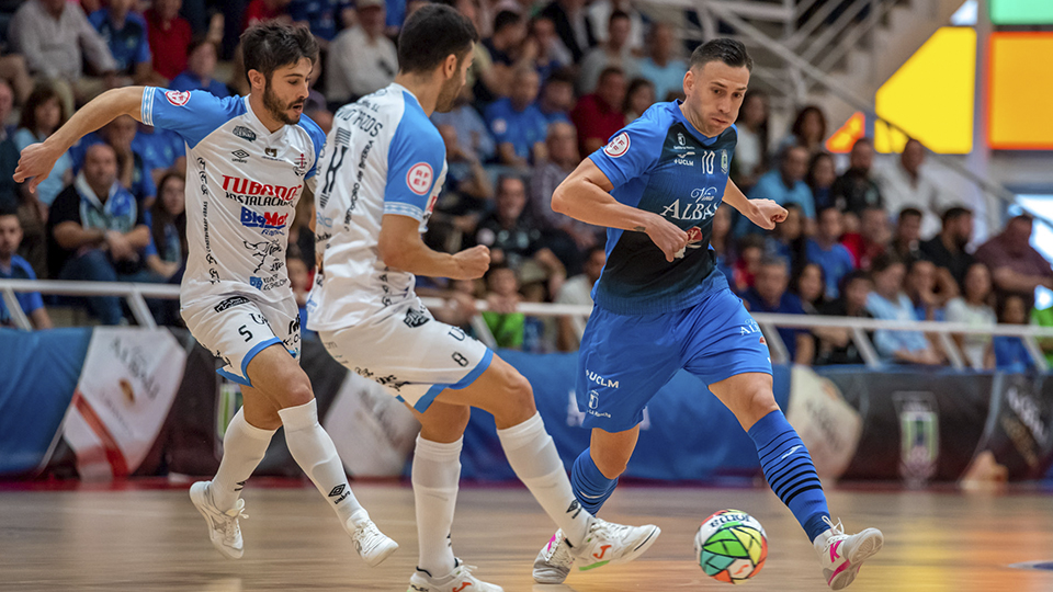 Pol Pacheco, del Viña Albali Valdepeñas, conduce el balón ante Lluc y David Pazos, del Noia Portus Apostoli (Fotografía: ACP-FSV)