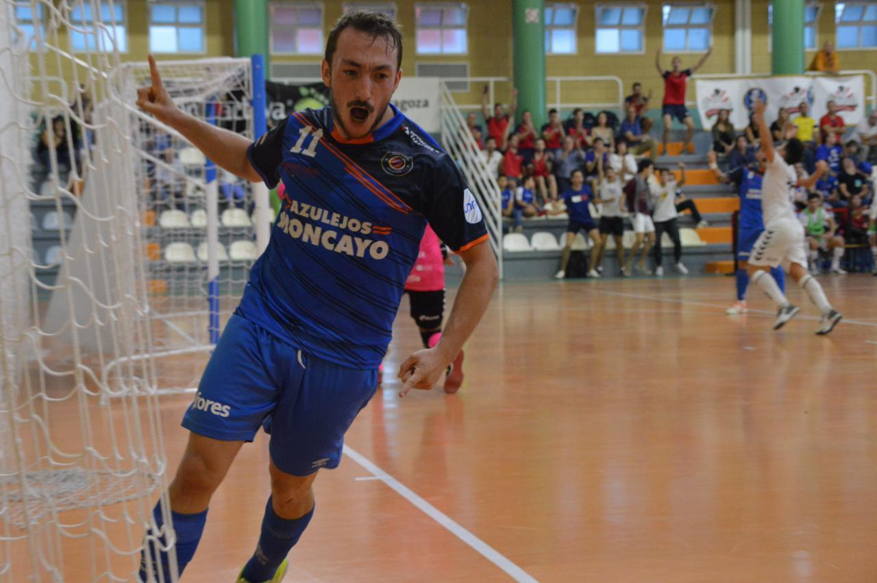 Pasamón, del Azulejos Moncayo Colo Colo, celebra un gol 