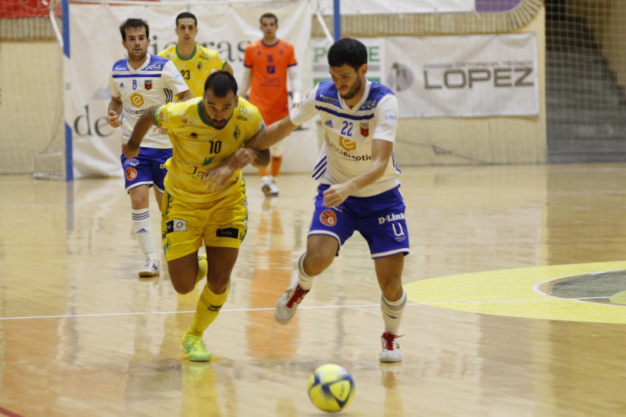 Carlitos, del Jaén Paraíso Interior, conduce el balón ante Trasobares, del Futbol Emotion Zaragoza 
 Foto: Pedro Jesús Chaves