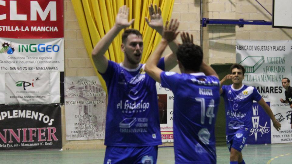 Otero y Kiki celebran un gol del Manzanares FS