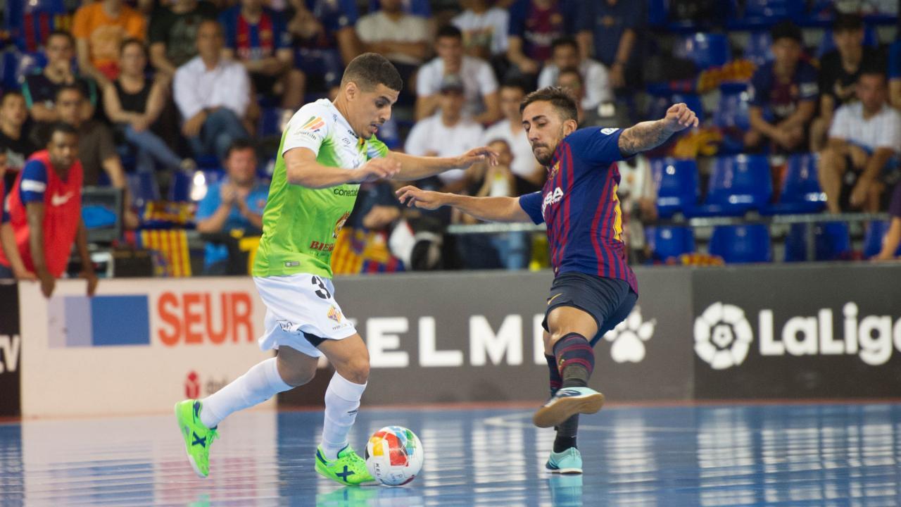 Hamza,  del Palma Futsal, conduce el balón ante la presencia de Joselito, del Barça
