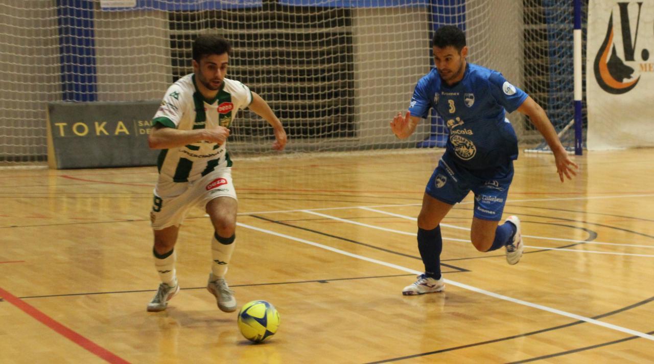 César, del Córdoba Patrimonio de la Humanidad, conduce el balón ante Dani Montes, del Servigroup Peñíscola