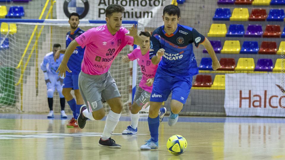 Íñigo, del BeSoccer CD UMA Antequera, disputa el balón con Muniesa, del Azulejos Moncayo Colo Colo.