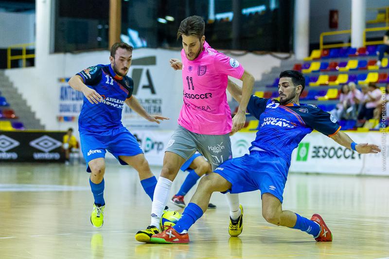 Álex Fuentes, jugador del BeSoccer CD UMA Antequera, se intenta zafar de dos rivales del Azulejos Colo Colo 
 Foto: ISO 100 Press