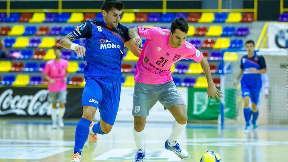 Óscar, del BeSoccer CD UMA Antequera, contra un rival del Full Energía Zaragoza