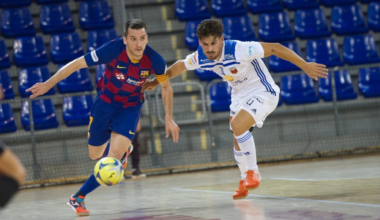 Esteban, del Futbol Emotion Zaragoza, pugna por el balón con Dyego, del Barça