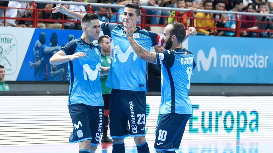 Bebe, Ortiz y Ricardinho celebran un gol de Movistar Inter 