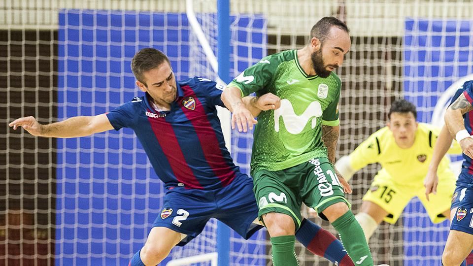 Ricardinho, de Movistar Inter, controla el balón ante Cecilio, del Levante UD FS