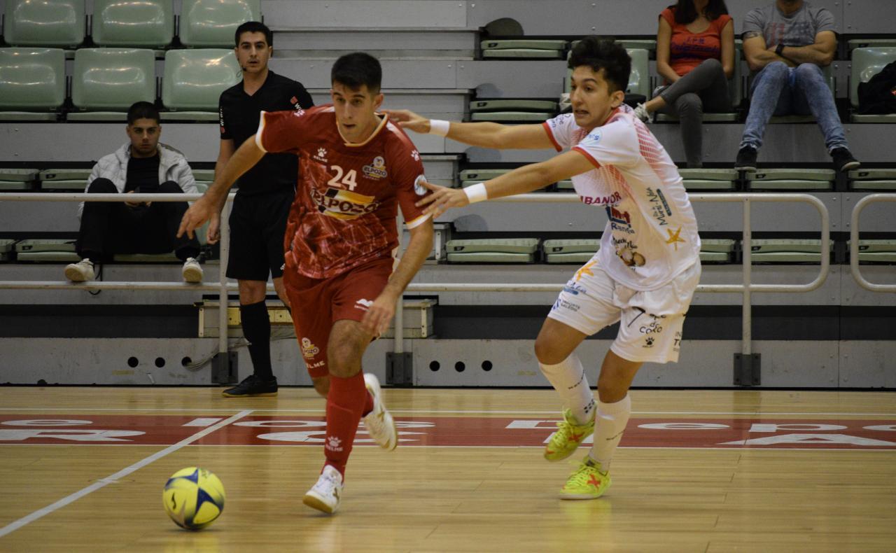 Ismael, de ElPozo Ciudad de Murcia, conduce el balón ante Álex Naranjo, del Noia Portus Apostoli