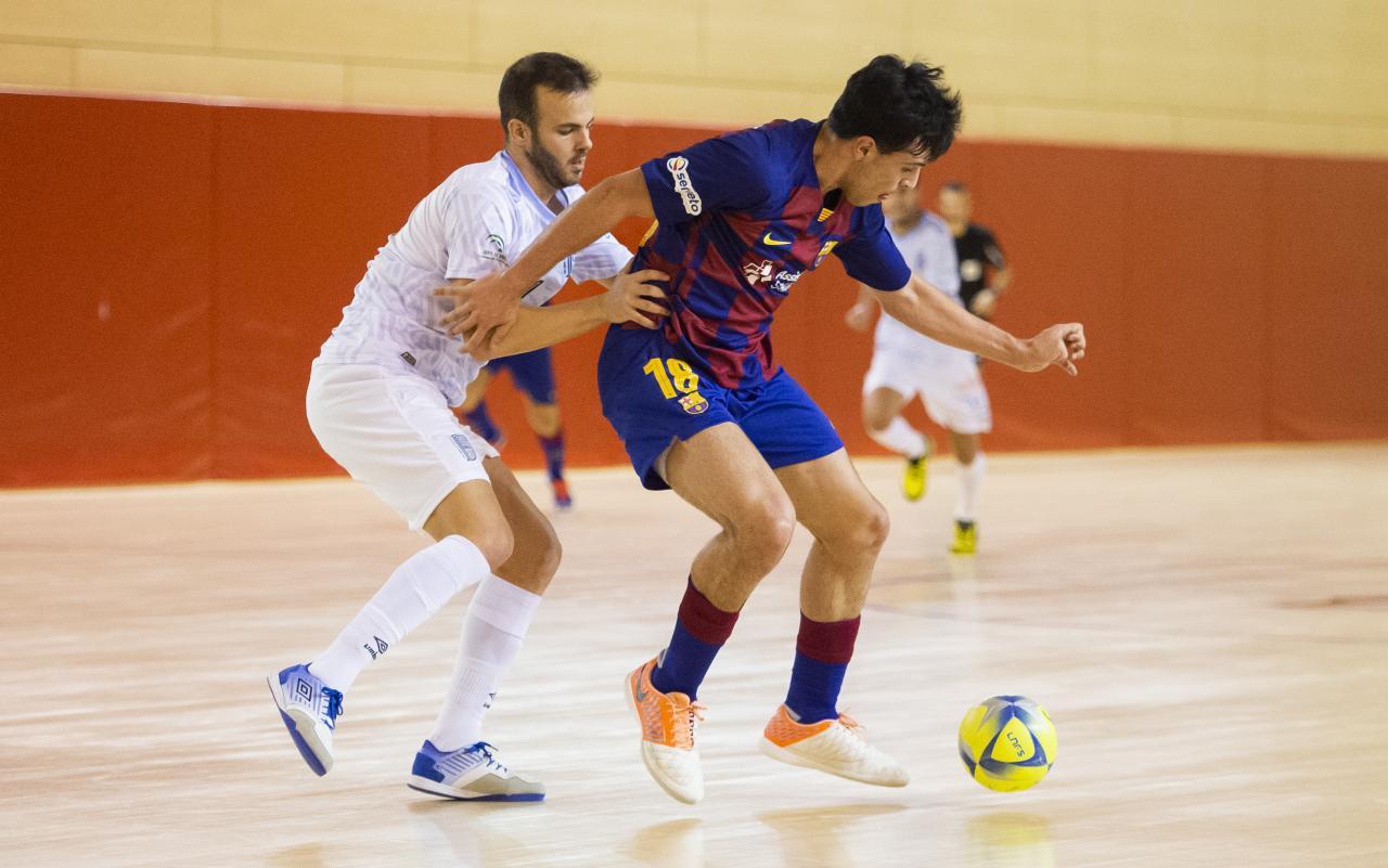 Nicolas, del Barça B, controla el balón ante Javi Ámoros, del BeSoccer CD UMA Antequera