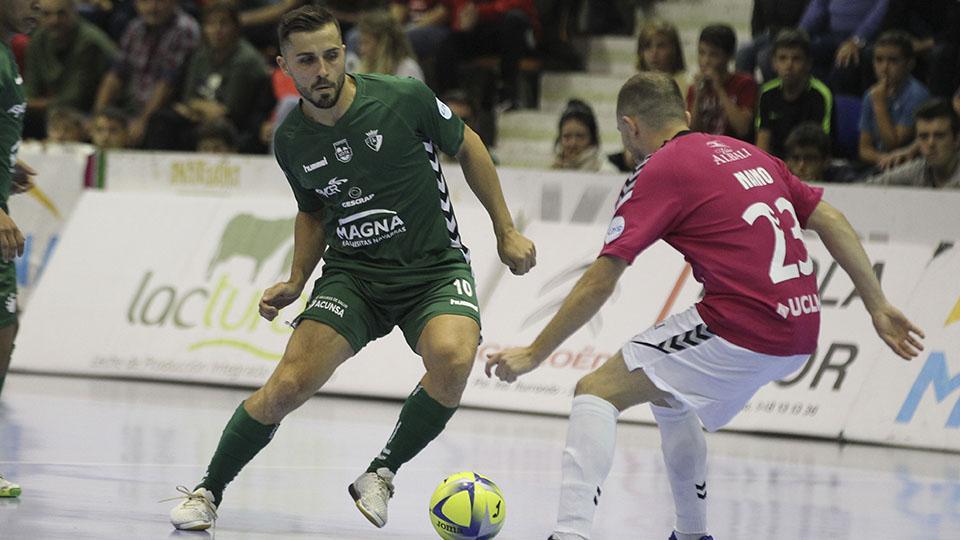 Rafa Usín, jugador de CA Osasuna Magna, encara a Nano, del Viña Albali Valdepeñas.