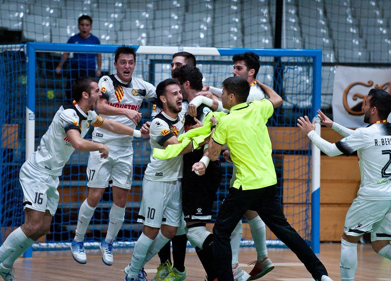 Los jugadores del Industrias Santa Coloma celebran una victoria