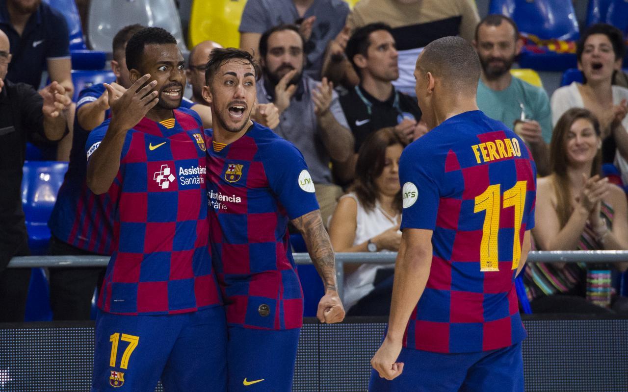 Arthur, Joselito y Ferrao, del Barça, celebran un gol