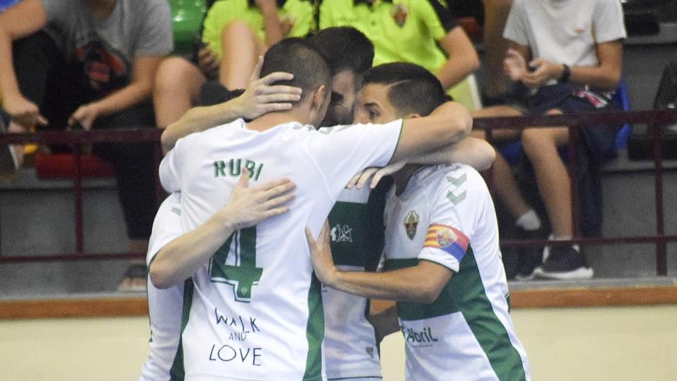 Los jugadores del Irefrank Elche CF celebran un tanto.