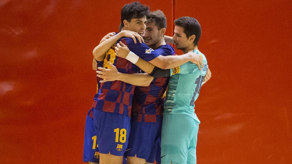 Los jugadores del Barça B celebran un tanto.