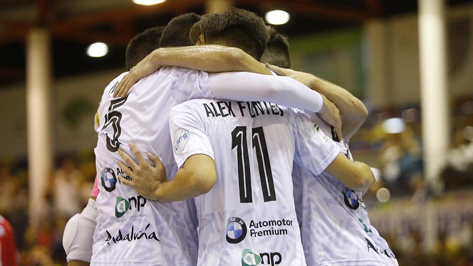 Los jugadores del BeSoccer CD UMA Antequera celebran un tanto.