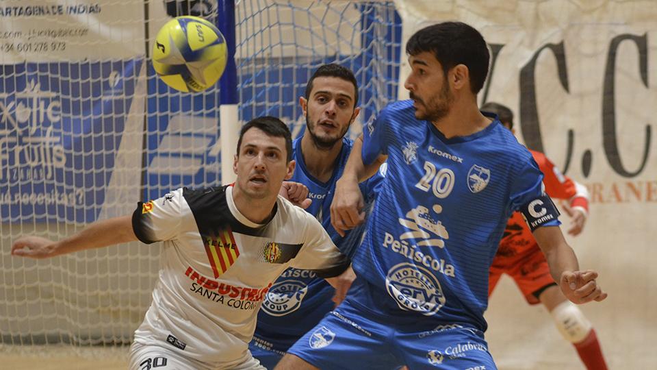 Rubén Orzáez. jugador del Servigroup Peñíscola y Bruno Petry, del Industrias Santa Coloma, disputan un balón.