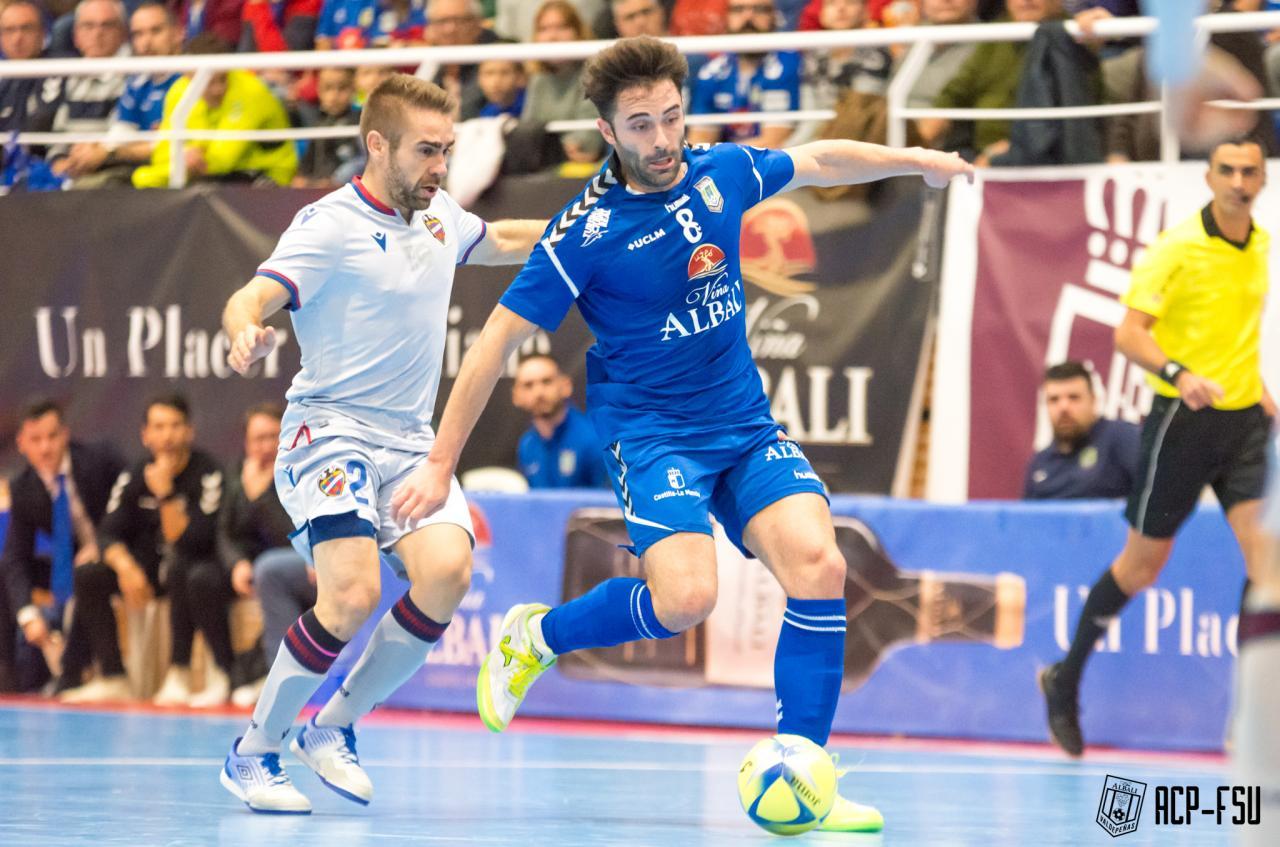 Pablo Ibarra, del Viña Albali Valdepeñas, y Cecilio, del Levante UD FS, pugnan por el balón 