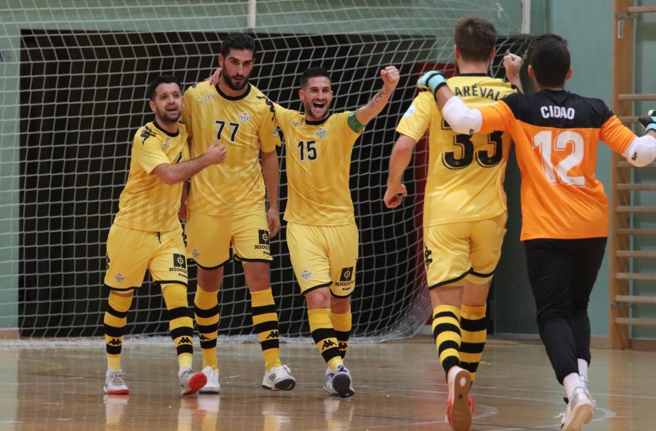 Los jugadores del Real Betis Futsal celebran un gol