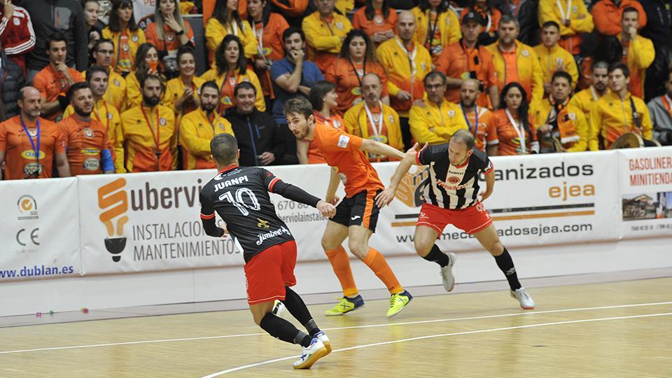 J. Minguez, de Aspil Jumpers Ribera Navarra, pugna por el balón con Juanpi y Fernández, del Jimbee Cartagena FS.