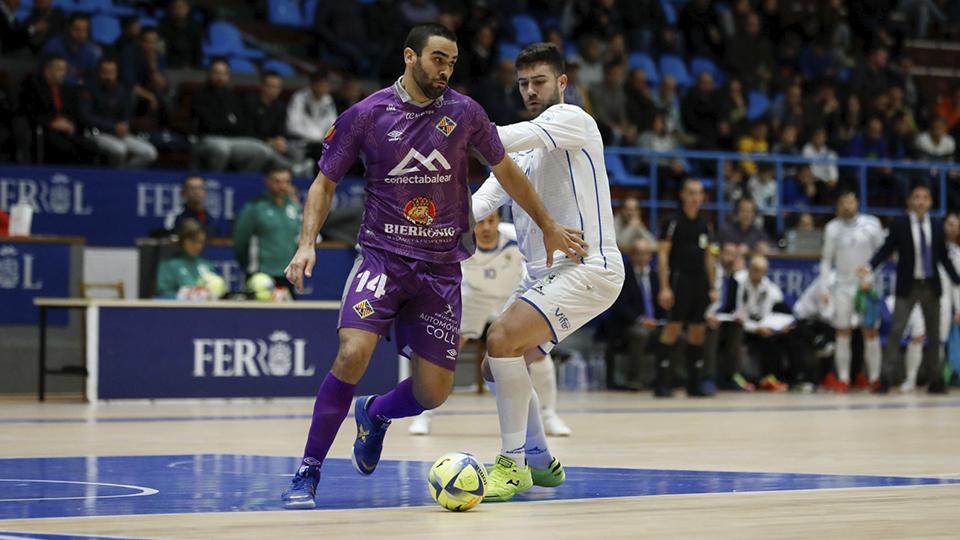 Alberto Saura, jugador del O Parrulo Ferrol,  y Tomaz, del Palma Futsal, durante un partido. (Foto: Hugo Nidáguila / Instantes Momentos Fotográficos)