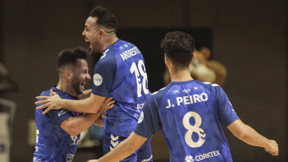 Los jugadores del Bisontes Castellón celebran un tanto.