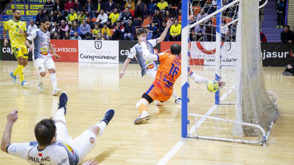 Uge, jugador del Aspil-Jumprs Ribera Navarra, ante Fabio, del Jaén Paraíso Interior. (Foto: Jaén Paraíso Interior)